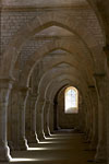 Fontenay - Enfilade de colonnades aboutissant sur un vitrail dans l'église
