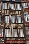 Rennes - Vieille batisse penchée à colombages et crèperie La Thostée rue du Champ Jacquet