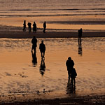 Le Havre - Ombre des promeneurs au soleil couchant sur la plage