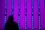 London - Tate Modern - Panneaux de LED mauves & l'ombre d'une femme
