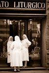 Firenze - Three nuns in front of the Liturgico shop