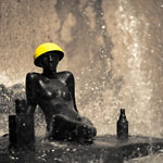 Berlin - Fontaine Weltkugelbrunnen - Femme au casque jaune