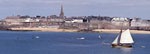 Saint-Malo - Remparts avec le voilier de Surcouf (le Renard) en avant plan