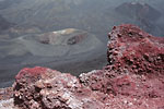 Etna - Lave rouge et cratère au loin