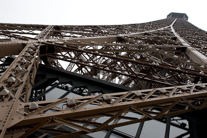 Contre plongée de la tour Eiffel - France/Île de France - Paris - novembre 2004 - Graphique