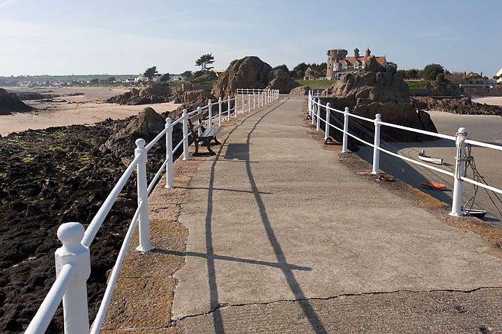 Bent pier - Jersey - Platte Rocque Point - May 2006 - Jersey