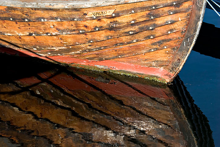 Barque en bois et son reflet au soleil du matin - Norvège - Trondheim - juillet 2006 - Graphique