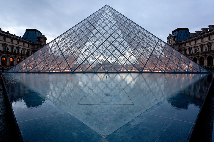 Pyramide du Louvre - France/Île de France - Paris - décembre 2009 - Graphique