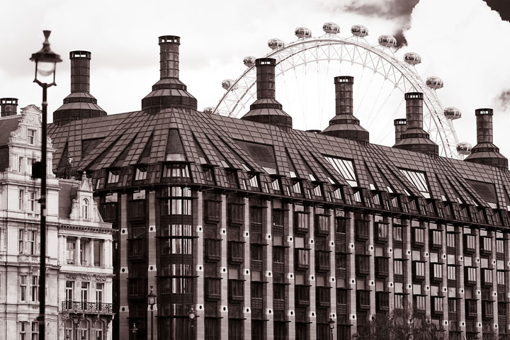 Grande roue et cheminées (London eye) - GB/Angleterre - London - avril 2012 - Angleterre