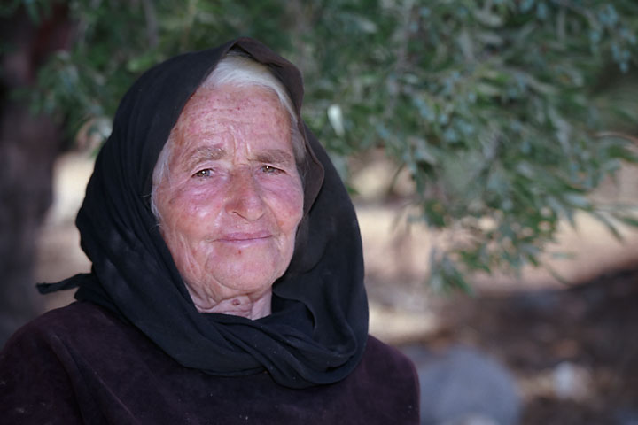 Vieille femme souriante en vêtements noirs - Grèce/Crète - Krista - août 2002 - Grèce